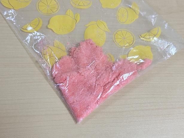 少しポロポロするぐらいでOK。べちゃべちゃになったらやりすぎなので、粉を足していこう