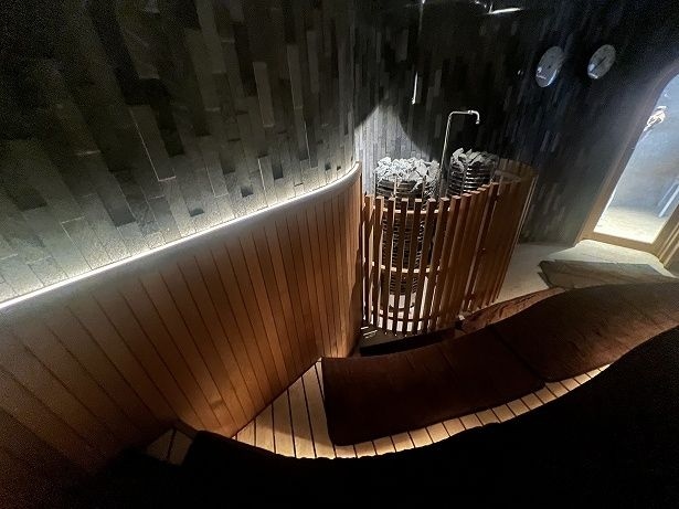 オートロウリュでサウナ室全体が蒸気に包まれる
