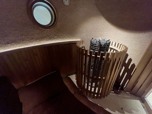 サウナストーブは1基だが、大きくてしっかり熱い