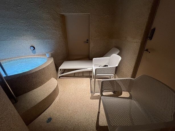 水風呂のすぐ前に休憩用のととのい椅子がある