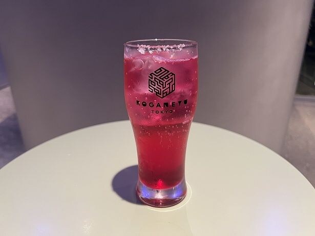 赤しそシロップを使った「紅のサウナソーダ」