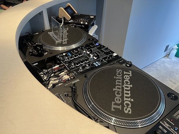 レコードプレーヤーやXDJなどの機材を導入した常設のDJブース