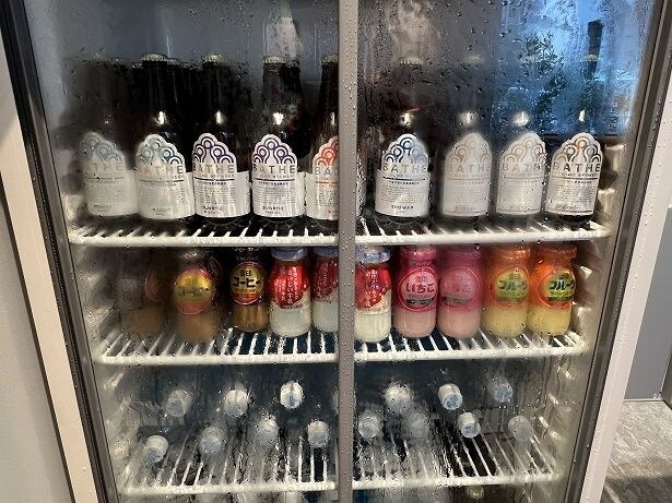 冷蔵庫にはビールや牛乳が並ぶ