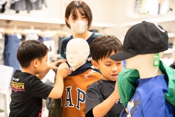 マネキンに服を着せる