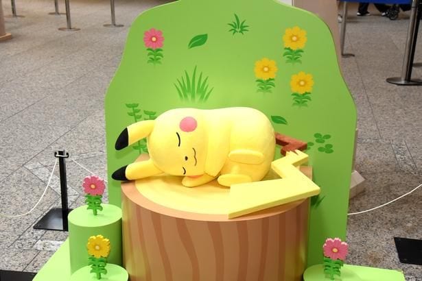 ピカチュウをはじめ、おなじみのポケモンたちが気持ちよさそうに眠っているフォトスポットが展開