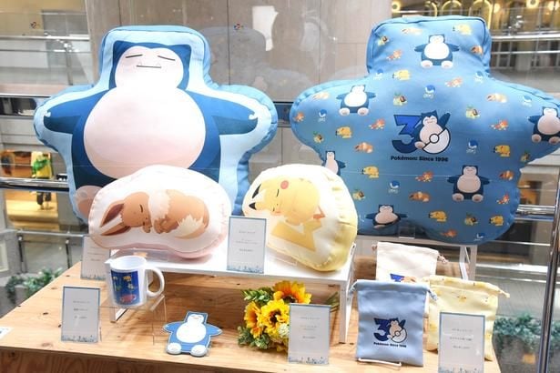 カビゴンのBIGクッションなど、多彩なグッズも販売中