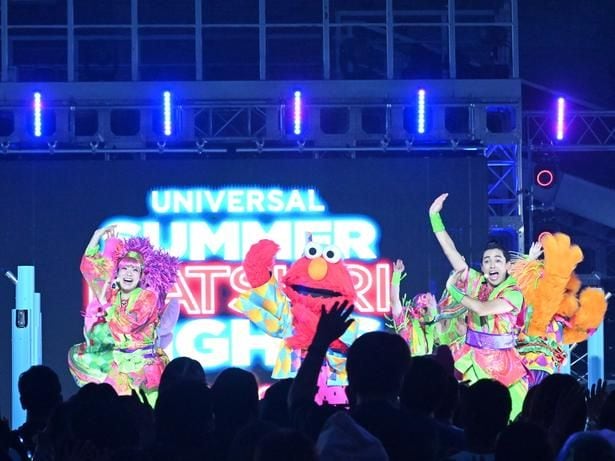 音楽に合わせてダンサーと人気キャラクターもステージ上で踊る