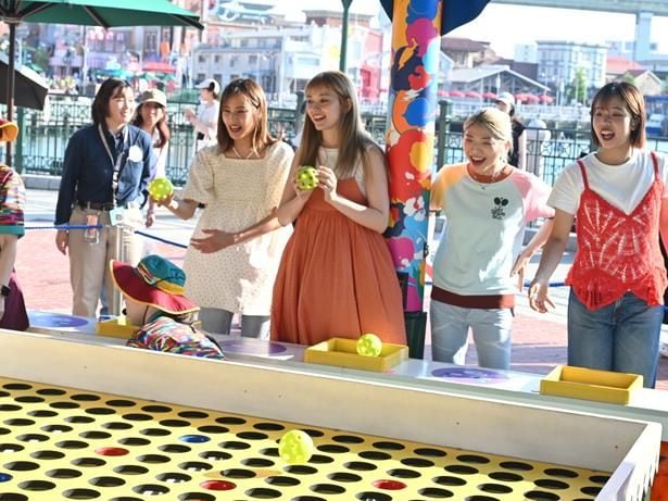 カーニバルゲームではボールを投げて色がついた穴に入ると景品がもらえる