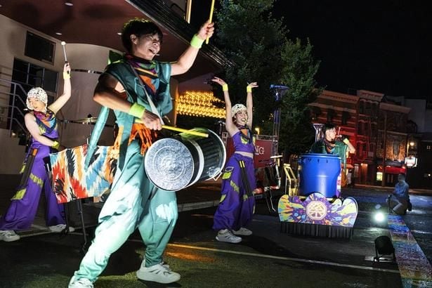 夜実施の「サマービート・スプラッシュ」は音と水を楽しむ、ゲストも手拍子で参加するショー