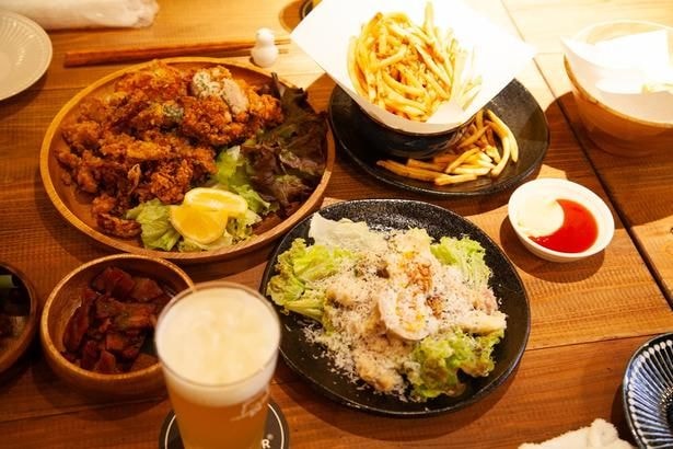 ビールに合う人気メニューがそろう。ビアチキ盛り合わせやフライドポテトを、キンキンの一杯とともに