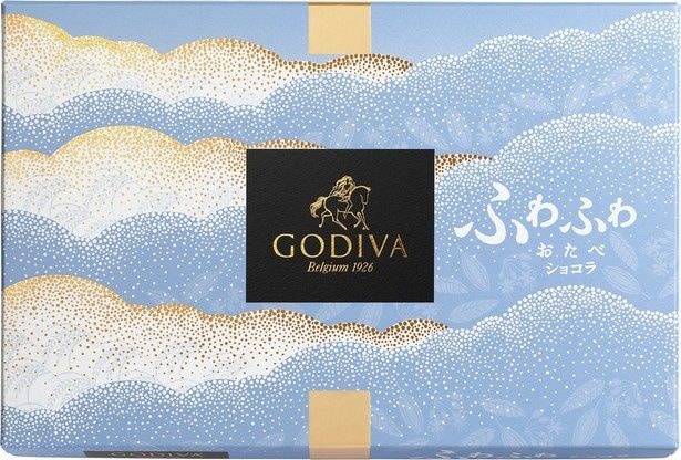 伝統柄の雲紋と金箔押しをあしらった空色と黒のバイカラーパッケージ