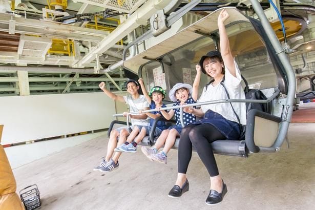 リフトに乗って空中散歩へ！大人1600円、小学生以下1300円 ※3歳以下保護者1名同伴にて1名無料