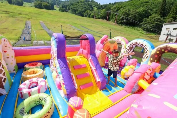 カラフルな遊具の中で跳ねたり滑ったり！キッズパークの料金は大人・4歳〜小学生ともに1800円、セット券(大人1名+子ども1名)3300円 ※3歳以下は保護者同伴で無料
