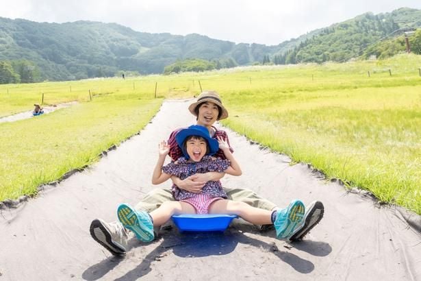 そりに乗って芝生の坂を一気に滑走する「わんぱくスライダー」もある。キッズパークは、8月31日(月)までは毎日営業予定、9月5日(土)～11月3日(祝)は土日祝のみ営業