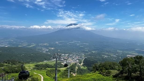「YOTEI SKY TERRACE」から望む、羊蹄山とニセコの街並み