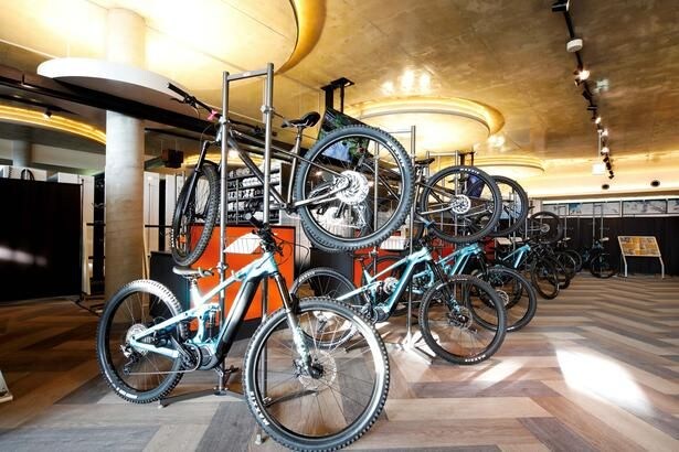 レンタルバイクに加え、ヘルメットなど必要な装備も併せて相談できる