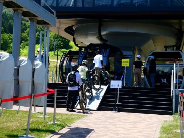 MTBをゴンドラに積み込み、スタート地点へ