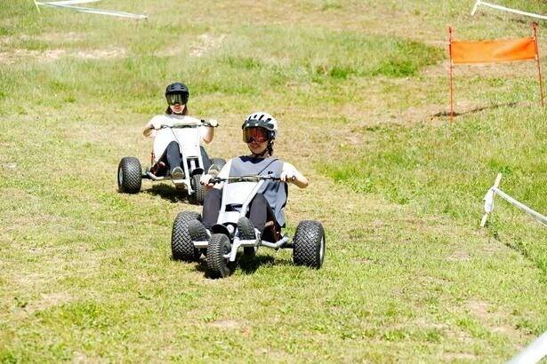 重心の低い三輪構造でカーブもスムーズ。ブレーキを使いながら、自分に合った速度で走行しよう