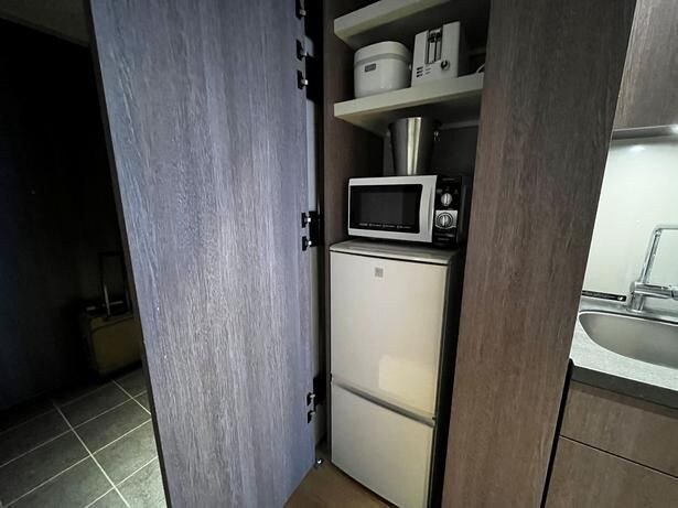 冷蔵庫や電子レンジも備え、快適に過ごせる