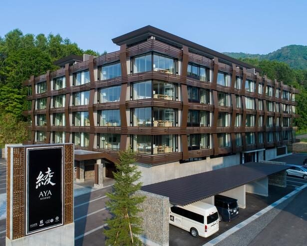 グラン・ヒラフ山麓に立つ「綾ニセコ」