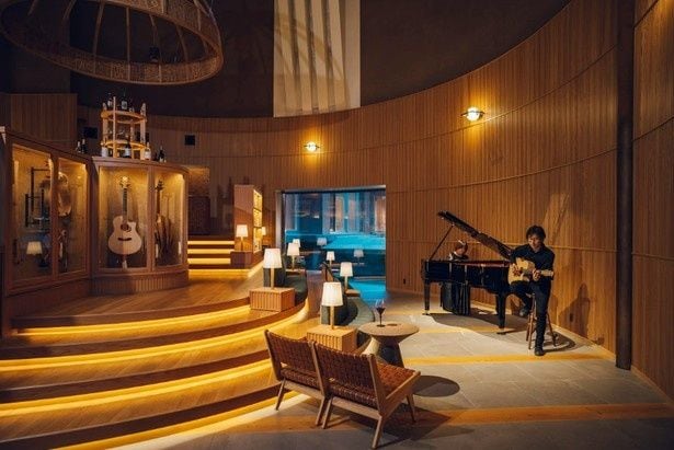 ワインを片手に生演奏を楽しめるロビー。「界 松本」が2026年8月4日(火)に全館リニューアルオープン