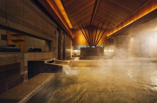 天井の建築美が際立つ大浴場「貴天」の内湯