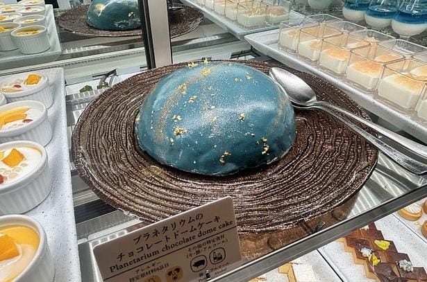 同店のシグネチャースイーツ「プラネタリウムのチョコレートドームケーキ」