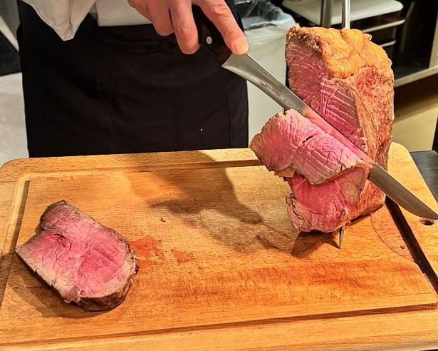 塊肉を目の前で切り分ける「牛肉のシュラスコ」。さまざまなソースも用意されている