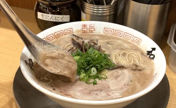 卓上の「生にんにく」やコショウなどで味変もできる