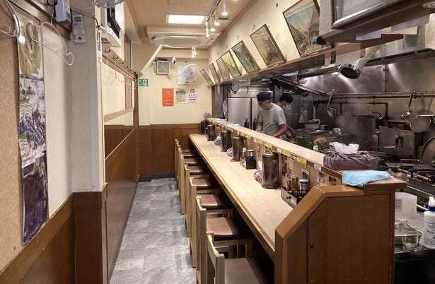 1階はカウンター、2階にテーブル席を用意