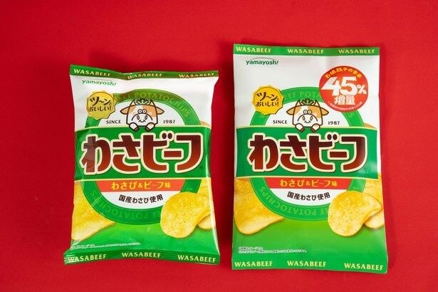 定番スナックの「ポテトチップス わさビーフ」(159円)も45％増量
