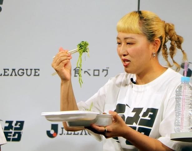 丸山さんは、東京ヴェルディのスタグル「まるみ」の「大葉まぜそば」を実食!