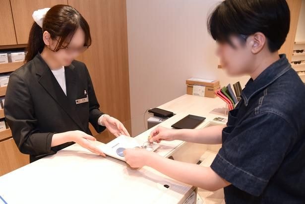カウンターで手続きをすれば、あとはサングラスが完成するのを待つだけ