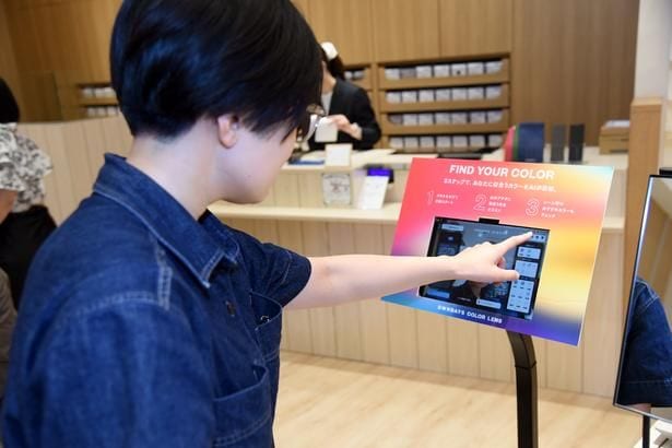 「OWNDAYS MIRROR」は現在、全国50店舗で導入されている
