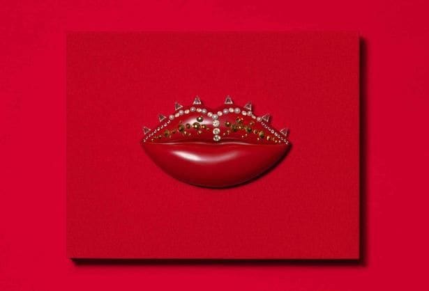 五月女晴佳「MAY LADY COSMETICS」。刹那的な「化粧」と永続的な「漆」という相反する素材を組み合わせた作品を展示