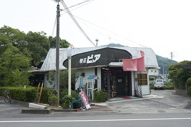 屋根のロゴデザインが目を引く店構え