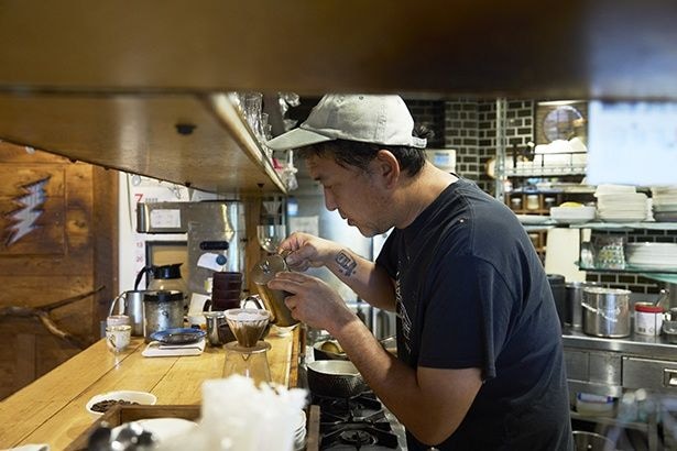 「深煎りのほっとする味わいが、コーヒーを好きになる入口になれば」と松本さん