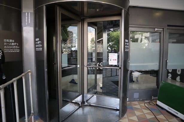 東京ドームの中に進む際は回転ドアを通る