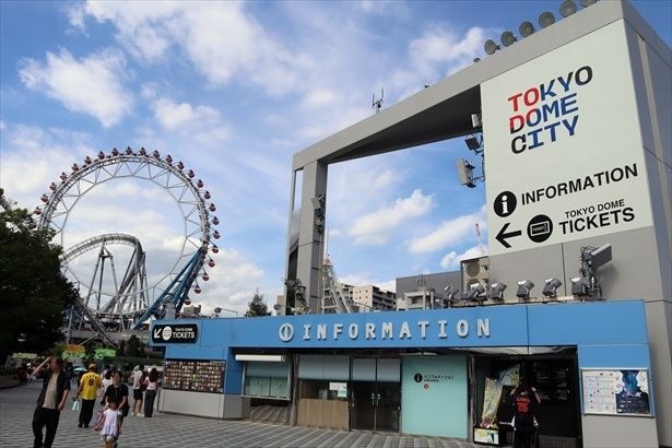 ドームの右手には観覧車が見える。東京ドームシティアトラクションズの「ビッグ・オー」だ