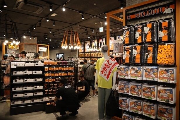 「GIANTS STORE BALLPARK TOKYO」店内。応援グッズやお土産など総合的な品ぞろえだ