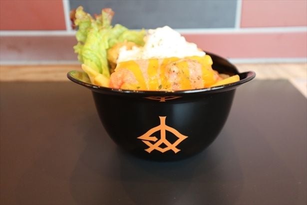 「GIANTSヘルメットカップ 明太チーズポテト&クリスピーチキン」1580円(販売店舗:Crispy's Burger)
