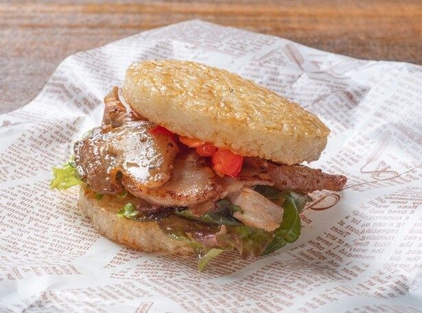 松阪ポークを使った「松阪ポークのサムギョプサルライスバーガー」(1個1296円)