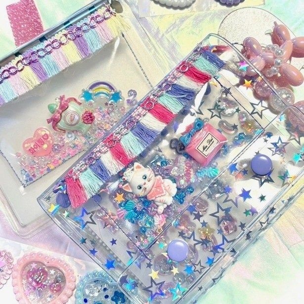 ビーズやスパンコールを詰めて作る「シャカシャカシール帳」(参加費2200円)