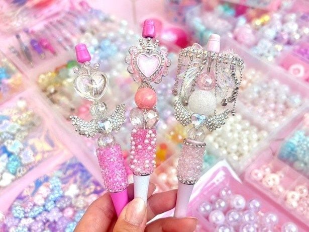 キラキラパーツを自由に組み合わせる「カスタムボールペン&キーホルダー」(参加費1650円から)