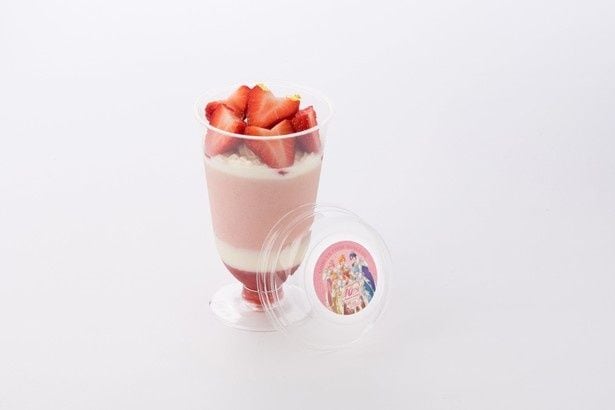 すとろべりーカラーで層を重ねた、フレッシュないちごたっぷりのコラボスイーツ