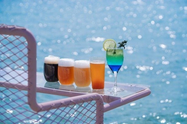 波音を聞きながら海上の席で楽しむドリンク