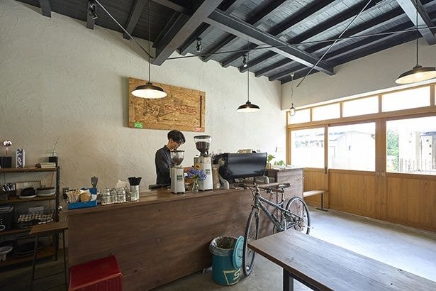 店内は開放感がありながら、抑制のきいた落ち着いた雰囲気