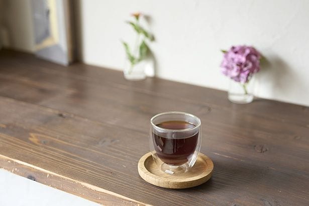 ドリップコーヒー650円は水色を楽しめるグラスで提供。写真のホンジュラスは、ベリー系の香りとナッティな香ばしさが印象的