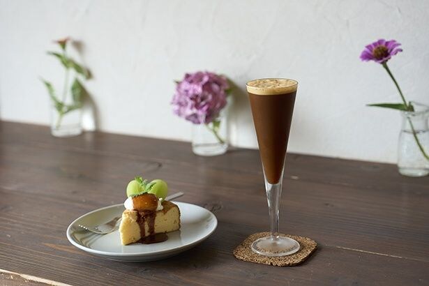 エスプレッソの香味が冴えるシェケラート650円。ベイクドチーズケーキ550円など、日替りのケーキを目当てに訪れるお客も多い