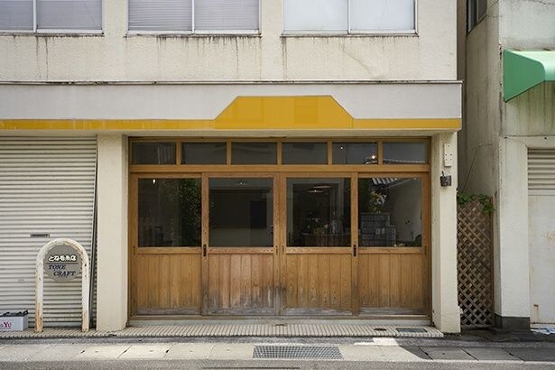 前面がすべて引き戸で入りやすい、間口の広い店構え